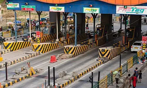 Toll बूथ फीस बढ़ोतरी पर फिर से विचार किया जाना चाहिए: ओमनी बस मालिक! Toll बूथ फीस बढ़ोतरी पर फिर से विचार किया जाना चाहिए: ओमनी बस मालिक!
