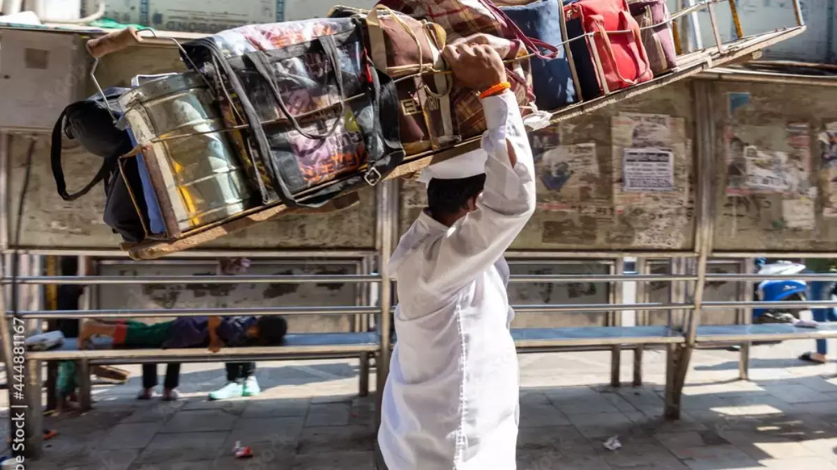 Mumbais के मशहूर डब्बावालों ने 6 दिन की सर्विस रोक दी—जानिए इस ब्रेक के पीछे की असली वजह Mumbais के मशहूर डब्बावालों ने 6 दिन की सर्विस रोक दी—जानिए इस ब्रेक के पीछे की असली वजह