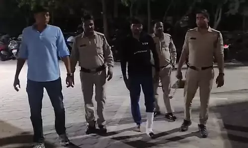 Indore : बेटी की शादी से मना करने पर महिला ने ड्राइवर से कार में आग लगवा दी; दोनों गिरफ्तार Indore : बेटी की शादी से मना करने पर महिला ने ड्राइवर से कार में आग लगवा दी; दोनों गिरफ्तार