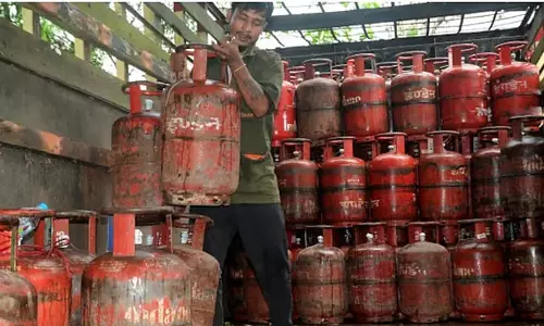 कमर्शियल LPG सिलेंडर की सप्लाई 68% बढ़ी: प्राथमिकता के आधार पर और सिलेंडर दिए गए कमर्शियल LPG सिलेंडर की सप्लाई 68% बढ़ी: प्राथमिकता के आधार पर और सिलेंडर दिए गए