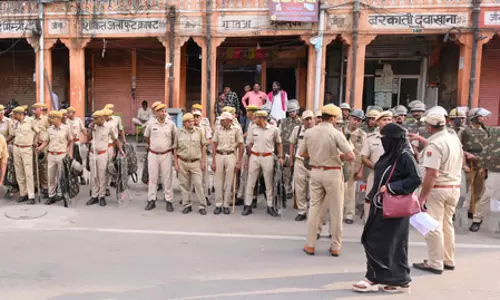अवैध शराब बिक्री...विरोध प्रदर्शन के दौरान हिंसा भड़की अवैध शराब बिक्री...विरोध प्रदर्शन के दौरान हिंसा भड़की