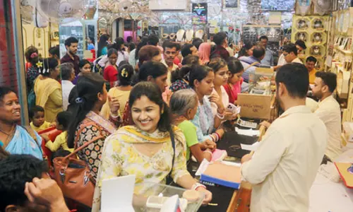 अमेरिका-ईरान तनाव के बीच कीमती धातुओं पर दबाव, सोना 0.50 प्रतिशत से ज्यादा फिसला