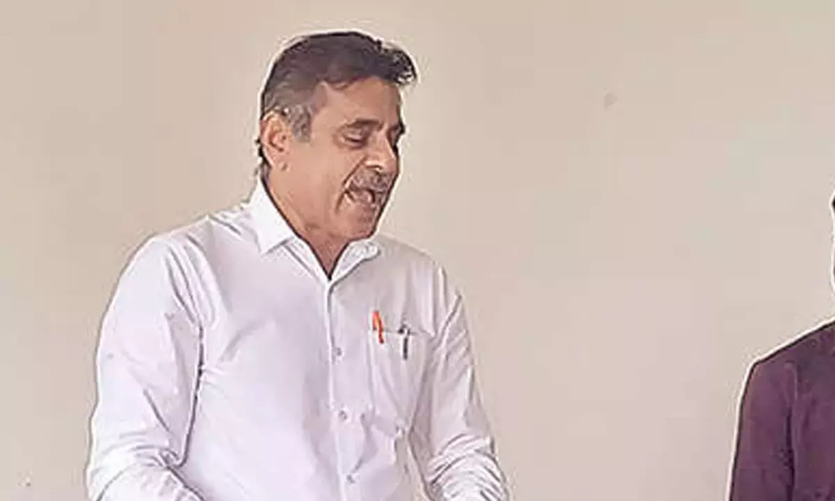 Telangana: चेवेल्ला के MP ने लोकल बायोमास पेलेट स्टोव का समर्थन किया Telangana: चेवेल्ला के MP ने लोकल बायोमास पेलेट स्टोव का समर्थन किया