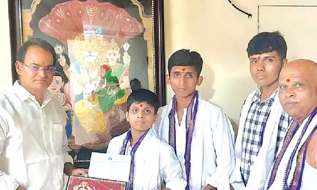 Andhra: अन्ना दानम योजना के लिए 5 लाख रुपये दान किए गए Andhra: अन्ना दानम योजना के लिए 5 लाख रुपये दान किए गए