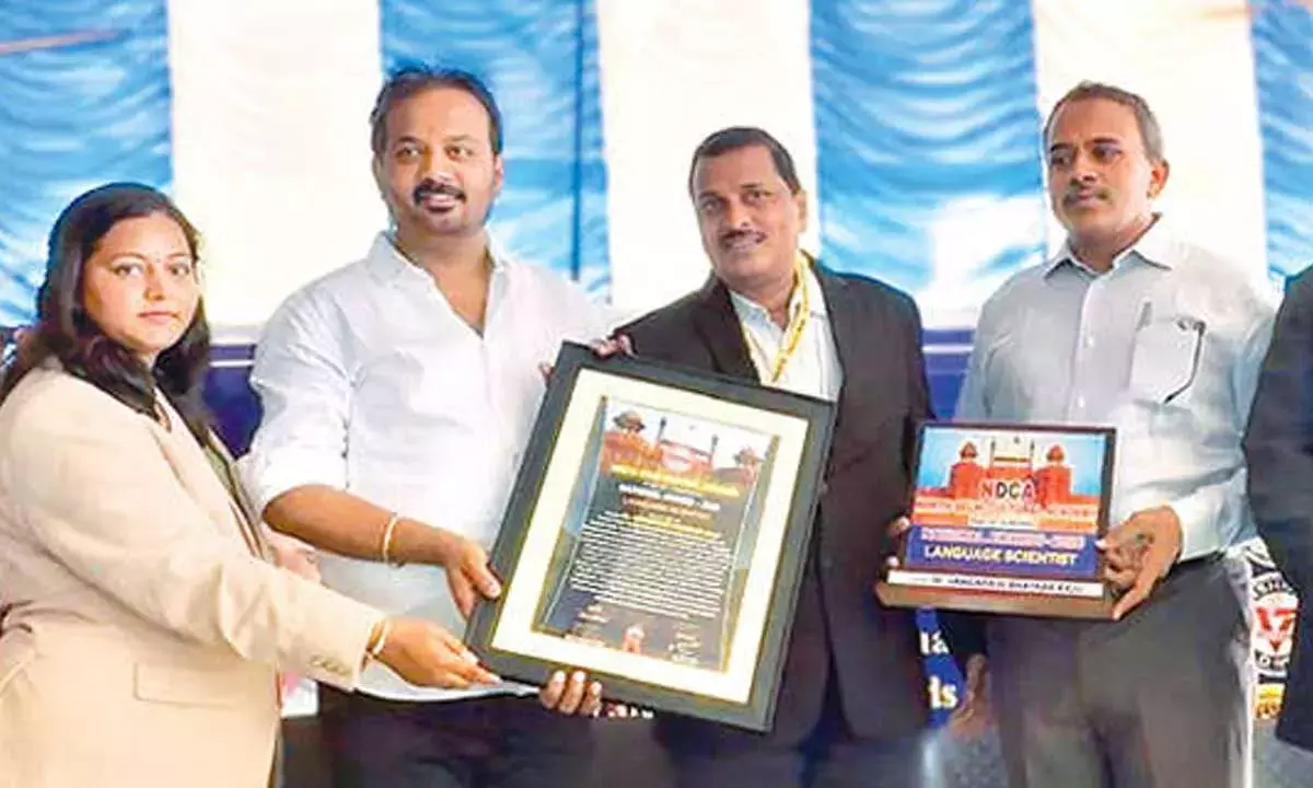 Andhra: शिक्षक को ‘भाषा शास्त्रवेत्ता’ पुरस्कार मिला Andhra: शिक्षक को ‘भाषा शास्त्रवेत्ता’ पुरस्कार मिला