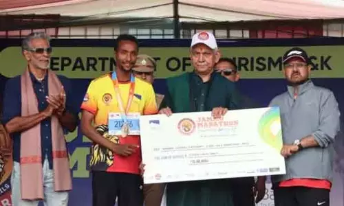 एलजी सिन्हा ने जम्मू मैराथन के विजेताओं को सम्मानित किया