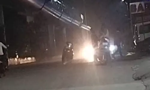 मौदहापारा में बार के सामने मारपीट, वीडियो हो रहा वायरल मौदहापारा में बार के सामने मारपीट, वीडियो हो रहा वायरल