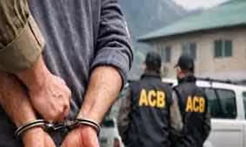 Srinagar ACB ने रिश्वत के आरोप में पुलिसकर्मी को गिरफ्तार किया