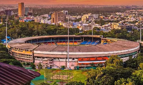RCB vs SRH IPL क्रिकेट मैच के दौरान 20 मोबाइल फोन चोरी