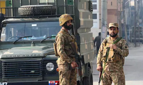 उत्तर पश्चिमी Pakistan में आतंकवादियों ने पुलिस वाहन पर घात लगाकर हमला किया