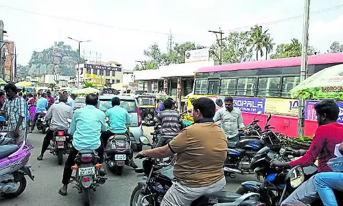 Karnataka : चिंतामणि में पार्किंग एक चिंता का विषय है Karnataka : चिंतामणि में पार्किंग एक चिंता का विषय है