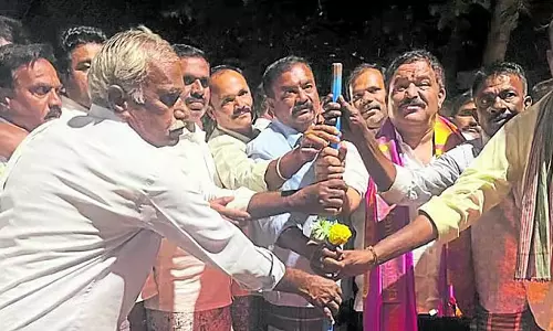 Karnataka: सड़क निर्माण कार्य के लिए कुदाल पूजन Karnataka: सड़क निर्माण कार्य के लिए कुदाल पूजन