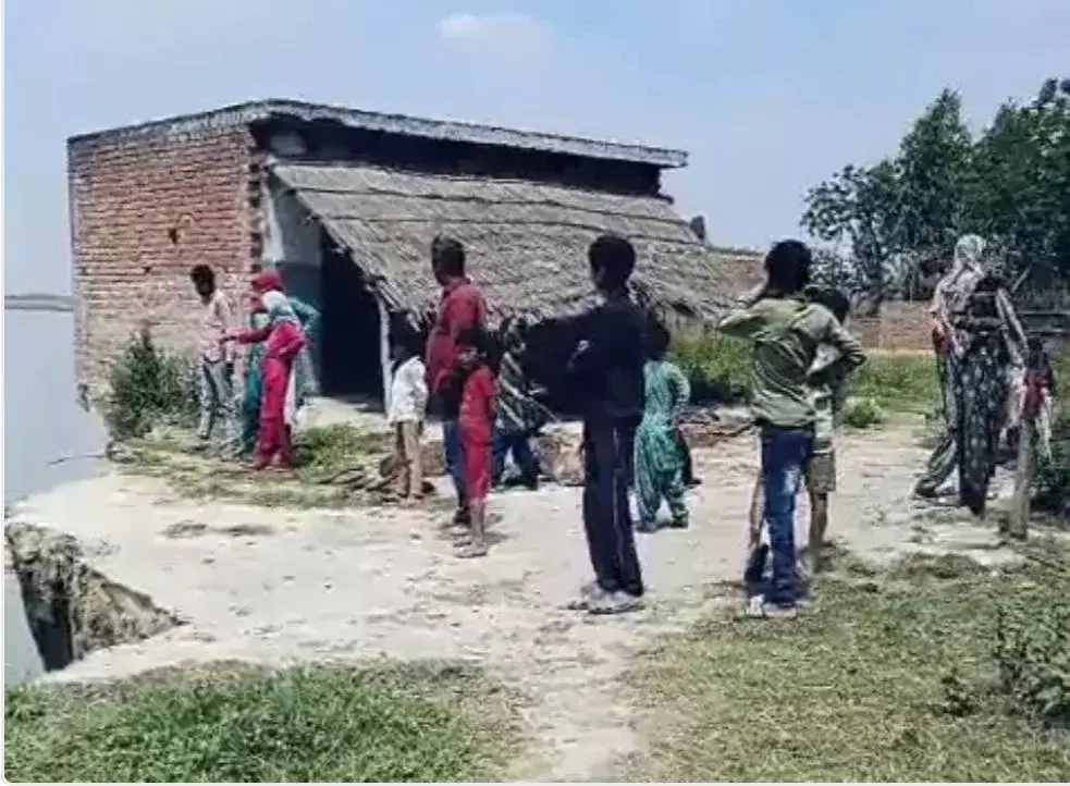 Farrukhabad: कटान से ग्रामीणों में दहशत, कई घर खतरे में Farrukhabad: कटान से ग्रामीणों में दहशत, कई घर खतरे में