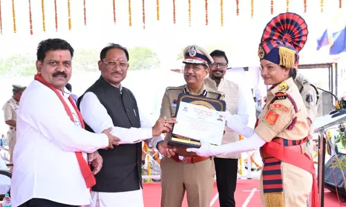 आधुनिक तकनीक के साथ संवेदनशीलता ही नई पुलिसिंग की पहचान है : CM विष्णुदेव साय आधुनिक तकनीक के साथ संवेदनशीलता ही नई पुलिसिंग की पहचान है : CM विष्णुदेव साय