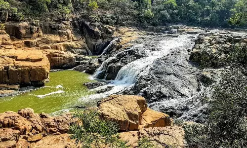 ओडिशा के कंधमाल में झरने में गिरने से ओडिशा सचिवालय के ASO की मौत ओडिशा के कंधमाल में झरने में गिरने से ओडिशा सचिवालय के ASO की मौत