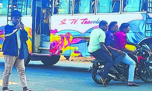Karnataka : हेलमेट पहनना ज़रूरी है Karnataka : हेलमेट पहनना ज़रूरी है