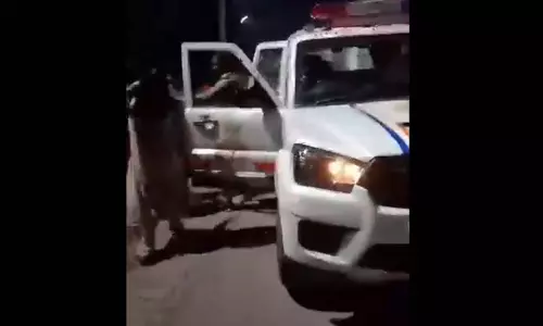 महिला एआरटीओ ने ट्रक ड्राइवर को मारा थप्पड़...तीखी नोकझोंक का वीडियो सामने आया, मचा हड़कंप महिला एआरटीओ ने ट्रक ड्राइवर को मारा थप्पड़...तीखी नोकझोंक का वीडियो सामने आया, मचा हड़कंप