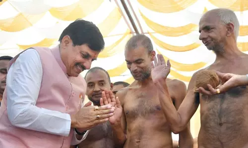 Bhopal: महावीर जयंती पर CM यादव ने लिया मुनि का आशीर्वाद