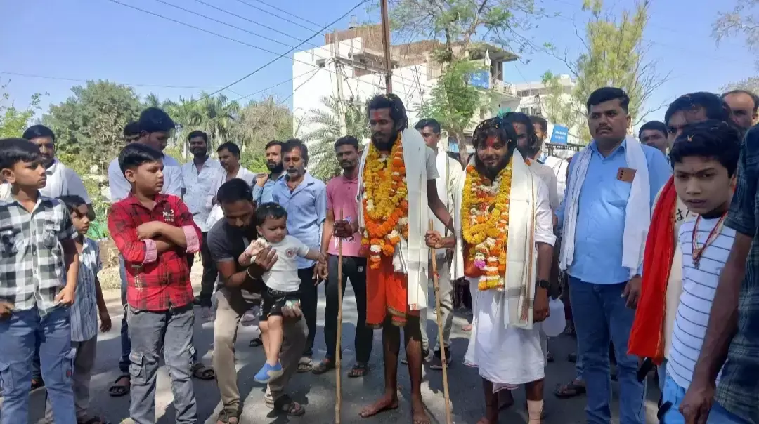 Sagar: नर्मदा परिक्रमा पूरी कर लौटे गौरझामर के भाई