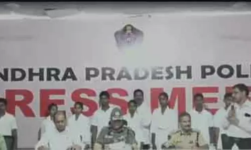 Andhra Pradesh के डीजीपी के सामने टॉप लीडर समेत नौ माओवादियों ने सरेंडर किया Andhra Pradesh के डीजीपी के सामने टॉप लीडर समेत नौ माओवादियों ने सरेंडर किया