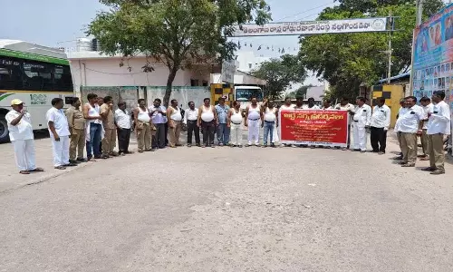 नल्लागोंडा में RTC कर्मचारियों का अर्ध-नग्न प्रदर्शन