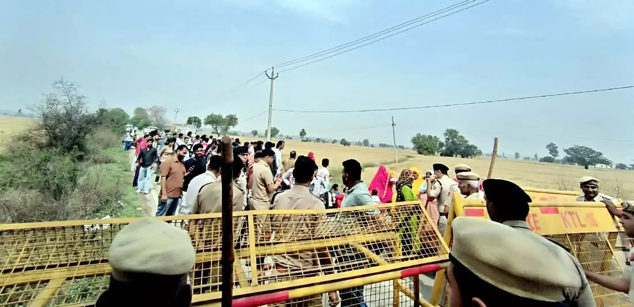 Jind: कृष्ण बेदी ने कूच कर रहे परिवारों को रोका Jind: कृष्ण बेदी ने कूच कर रहे परिवारों को रोका