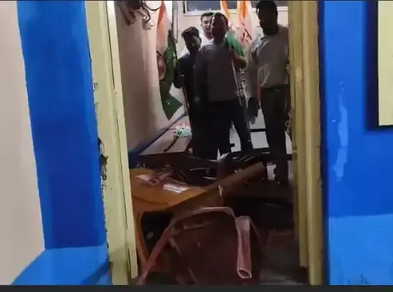 Kharagpur: कांग्रेस प्रत्याशी को लेकर खड़गपुर में विरोध प्रदर्शन Kharagpur: कांग्रेस प्रत्याशी को लेकर खड़गपुर में विरोध प्रदर्शन
