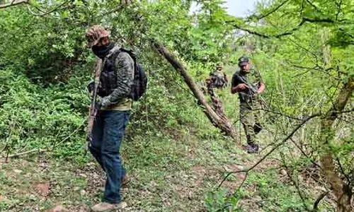 सांबा में रेड के दौरान हुए हमले में दो BSF अधिकारी घायल सांबा में रेड के दौरान हुए हमले में दो BSF अधिकारी घायल