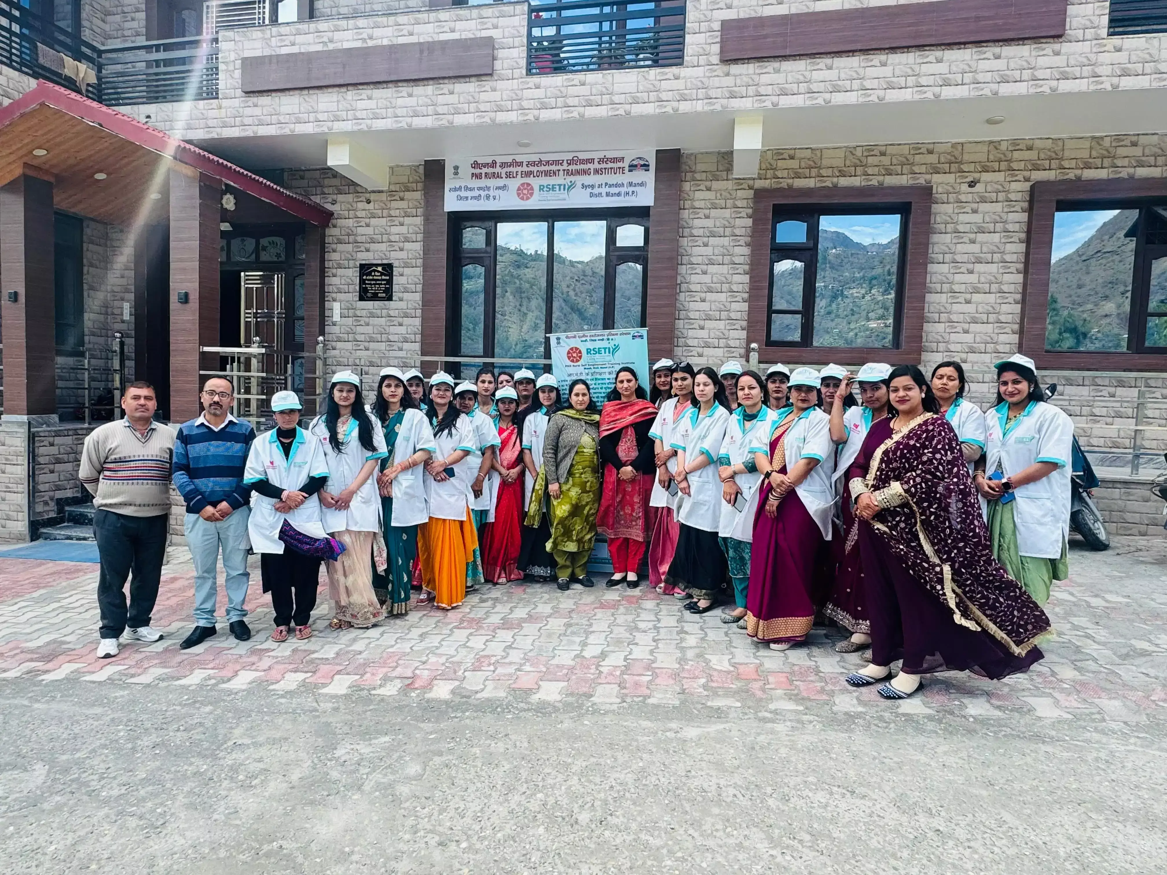 Mandi: पंडोह में महिलाओं ने सिखी ब्यूटी पार्लर की बारिकियां Mandi: पंडोह में महिलाओं ने सिखी ब्यूटी पार्लर की बारिकियां