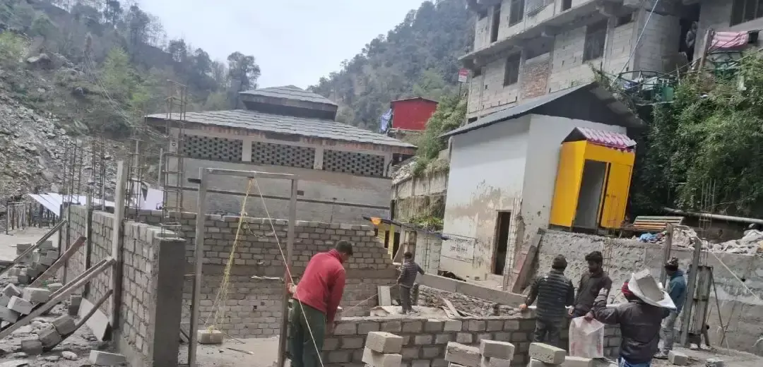 Rudraprayag: श्रद्धालुओं के लिए नए चेंजिंग रूम का निर्माण Rudraprayag: श्रद्धालुओं के लिए नए चेंजिंग रूम का निर्माण