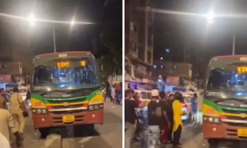 Mumbai : बेस्ट बस का कंट्रोल खो गया, धारावी में डिवाइडर पर चढ़ी Mumbai : बेस्ट बस का कंट्रोल खो गया, धारावी में डिवाइडर पर चढ़ी