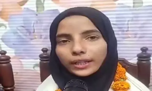Bihar: टायर की दुकान के मालिक की बेटी ने 98.4% अंकों के साथ 10वीं बोर्ड परीक्षा में टॉप किया Bihar: टायर की दुकान के मालिक की बेटी ने 98.4% अंकों के साथ 10वीं बोर्ड परीक्षा में टॉप किया