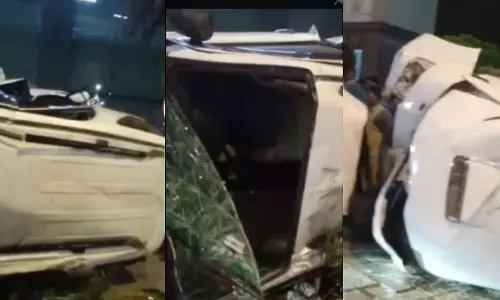 Mumbai : मलाड में इनफिनिटी मॉल के पास फॉर्च्यूनर क्रैश; टायर में दिक्कत का शक Mumbai : मलाड में इनफिनिटी मॉल के पास फॉर्च्यूनर क्रैश; टायर में दिक्कत का शक
