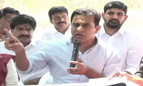 KTR ने सीएम रेवंत रेड्डी पर जमीन हड़पने का आरोप लगाया KTR ने सीएम रेवंत रेड्डी पर जमीन हड़पने का आरोप लगाया