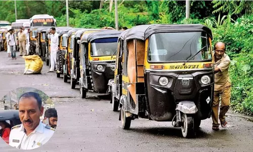 Vasai-Virar : नालासोपारा में ट्रैफिक पुलिस वाले ने रिक्शा ड्राइवर पर हमला किया Vasai-Virar : नालासोपारा में ट्रैफिक पुलिस वाले ने रिक्शा ड्राइवर पर हमला किया