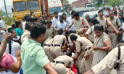 ASHA Workers ने कवारम्मापेट हाईवे पर विरोध प्रदर्शन किया ASHA Workers ने कवारम्मापेट हाईवे पर विरोध प्रदर्शन किया