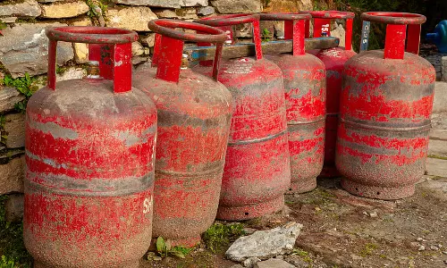 Delhi : महिला की गैस सिलेंडर से पीट-पीटकर हत्या, पति गिरफ्तार Delhi : महिला की गैस सिलेंडर से पीट-पीटकर हत्या, पति गिरफ्तार