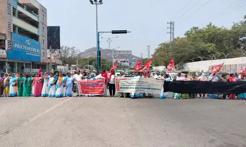 महिलाओं की मौजूदगी की परवाह किए बिना आधी रात को लोगों को गिरफ्तार करना महिलाओं की मौजूदगी की परवाह किए बिना आधी रात को लोगों को गिरफ्तार करना