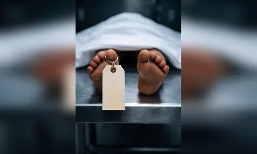 डॉक्टर और उनकी पत्नी ने अपने दिव्यांग बच्चे को मारने के बाद की आत्महत्या डॉक्टर और उनकी पत्नी ने अपने दिव्यांग बच्चे को मारने के बाद की आत्महत्या