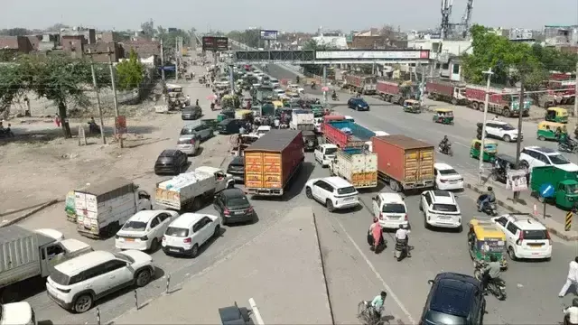 Faridabad: बाटा पुल की एक तरफ बंद, यातायात प्रभावित Faridabad: बाटा पुल की एक तरफ बंद, यातायात प्रभावित