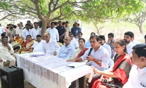 Telangana के मंत्री के परिवार पर धमकाने और ज़मीन हड़पने का आरोप