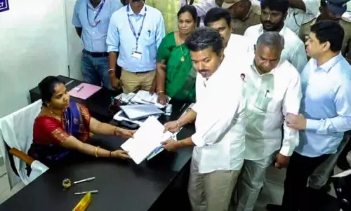 TN Polls: विजय ने चेन्नई के पेरम्बूर से नामांकन दाखिल किया TN Polls: विजय ने चेन्नई के पेरम्बूर से नामांकन दाखिल किया