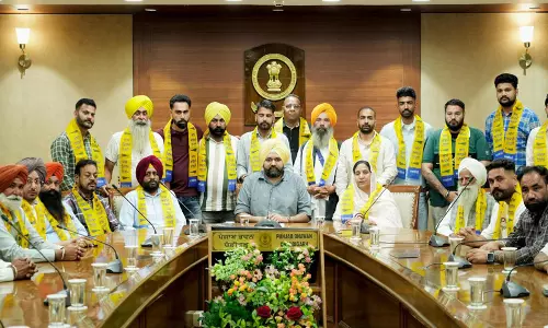 Punjab: कांग्रेस को बड़ा झटका, पार्टी के दर्जनों नेता आम आदमी पार्टी में हुए शामिल Punjab: कांग्रेस को बड़ा झटका, पार्टी के दर्जनों नेता आम आदमी पार्टी में हुए शामिल