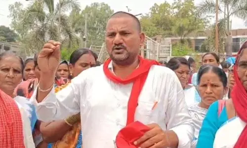 तेलंगाना में आशा वर्कर्स ने विरोध प्रदर्शन तेज किया, human chain बनाई तेलंगाना में आशा वर्कर्स ने विरोध प्रदर्शन तेज किया, human chain बनाई