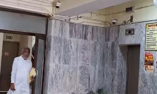 ED ने ज़मीन हड़पने के मामले में TMC उम्मीदवार देबाशीष कुमार को समन भेजा ED ने ज़मीन हड़पने के मामले में TMC उम्मीदवार देबाशीष कुमार को समन भेजा