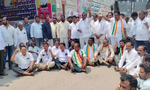 रघुनाथपल्ली में कांग्रेस ने BRS MLA पाड़ी कौशिक रेड्डी का पुतला जलाया
