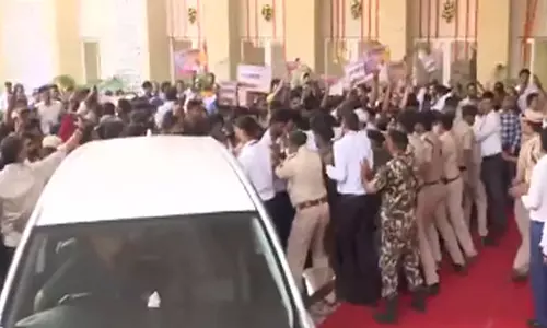 बिहार: पटना यूनिवर्सिटी के छात्रों ने नई इमारत के उद्घाटन के दौरान CM नीतीश कुमार के ख़िलाफ़ प्रदर्शन किया बिहार: पटना यूनिवर्सिटी के छात्रों ने नई इमारत के उद्घाटन के दौरान CM नीतीश कुमार के ख़िलाफ़ प्रदर्शन किया