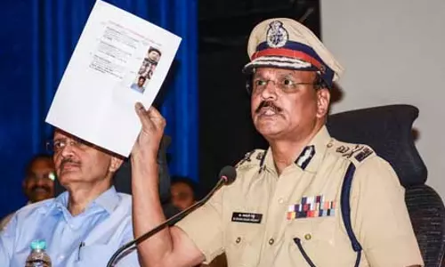 तेलंगाना के डीजीपी ने माओवादी नेताओं और कार्यकर्ताओं से आत्मसमर्पण की अपील की तेलंगाना के डीजीपी ने माओवादी नेताओं और कार्यकर्ताओं से आत्मसमर्पण की अपील की