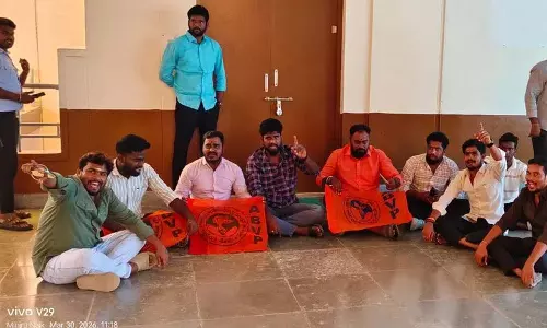 MGU में क्षतिग्रस्त सड़कों की मरम्मत की मांग को लेकर एबीवीपी का धरना