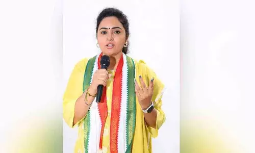 Telangana महिला कांग्रेस ने रुपये में गिरावट की आलोचना की Telangana महिला कांग्रेस ने रुपये में गिरावट की आलोचना की